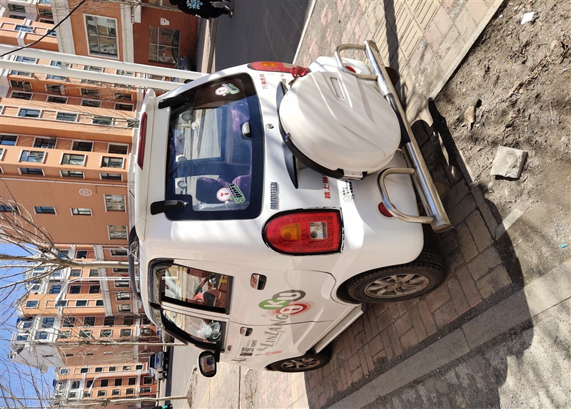 電動轎車低價處理。