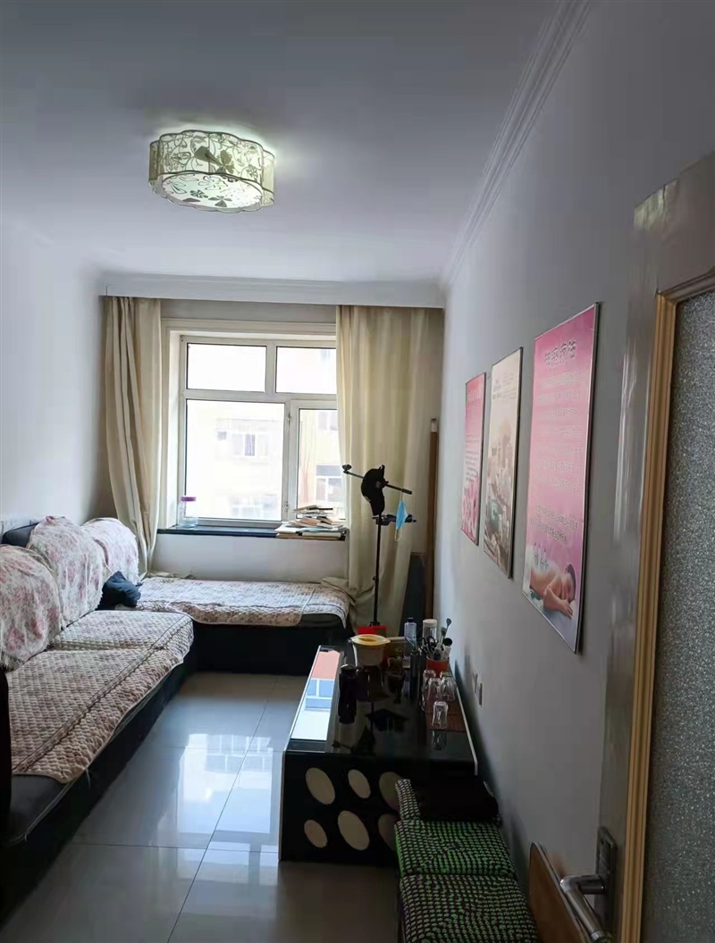 步行街，有一商廈后院，三樓86㎡。