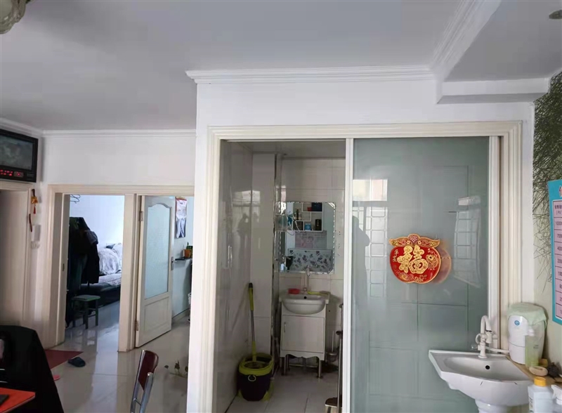 步行街，有一商廈后院，三樓86㎡。