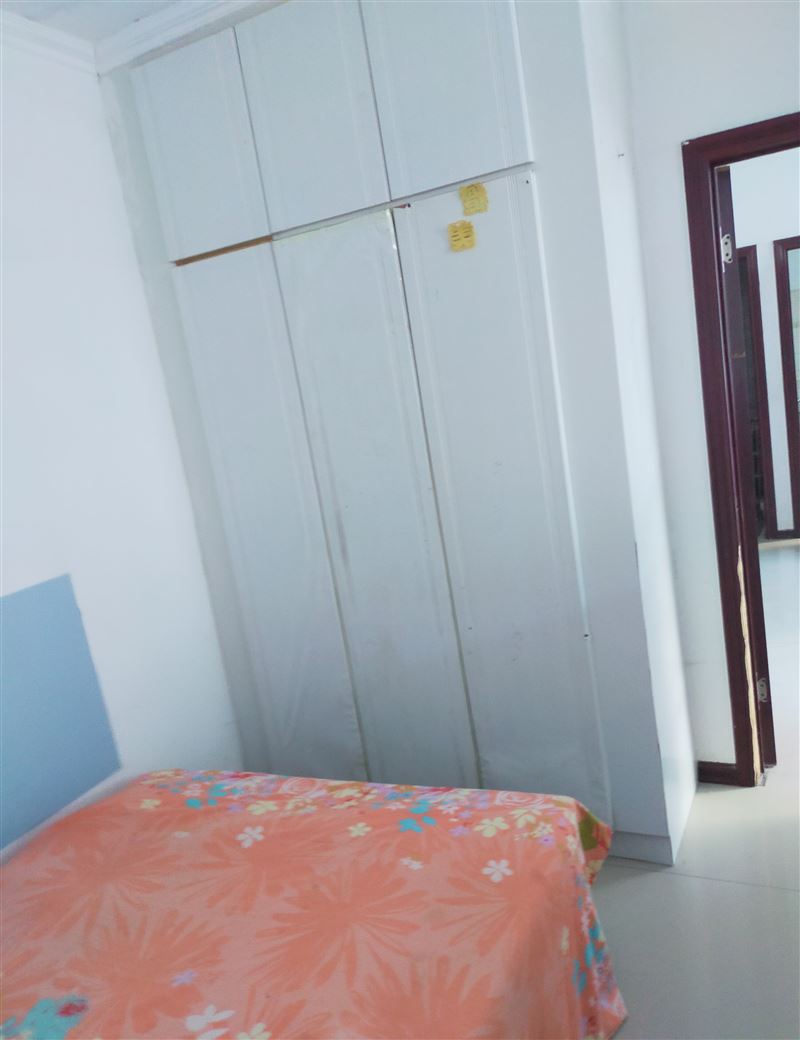 大商后面，二院的斜對角有六樓出租，拎包入住