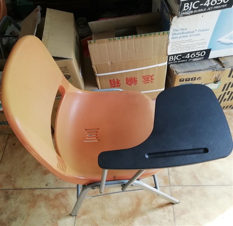 賣椅子，楊琴